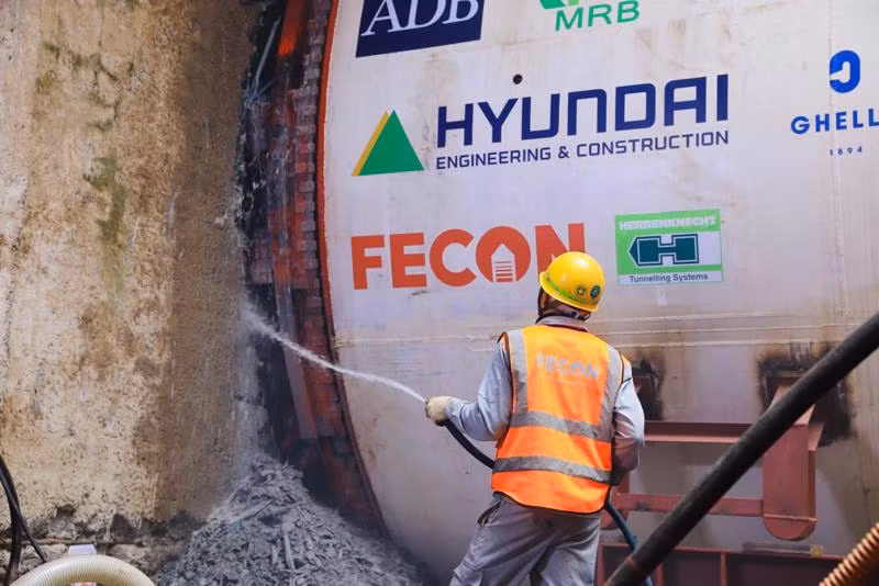 the progress of contract package CP03 for the underground section and stations of the metro line is 43.3 percent. (Photo: vneconomy.vn)