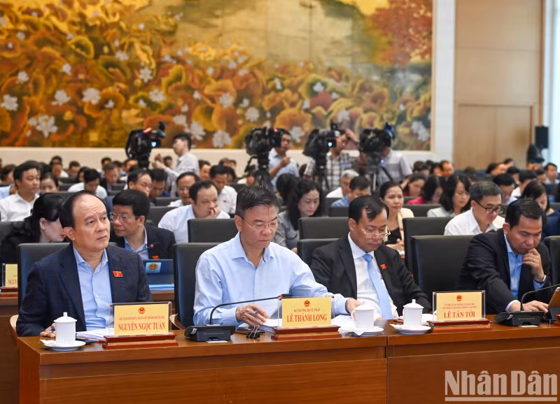 Leaders of ministries, sectors and Hanoi City attend the conference.