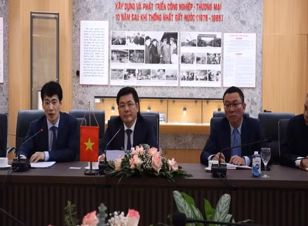 Vietnamese Minister of Industry and Trade Nguyen Hong Dien (middle) at the event. (Photo: VNA)