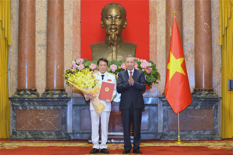 Party General Secretary and President To Lam hands over promotion decisions to Minister of Public Security Luong Tam Quang. (Photo: VNA)