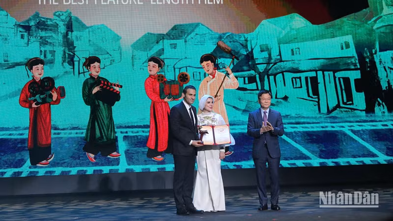 Deputy Prime Minister Le Thanh Long presents the Best Feature Film to the Iranian film crew. (Photo: KHIEU MINH)