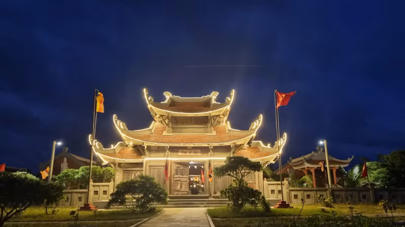 Song Tu Tay Temple is a spiritual destination where islanders pray for peace and happiness. Song Tu Tay Temple is a spiritual destination where islanders pray for peace and happiness.