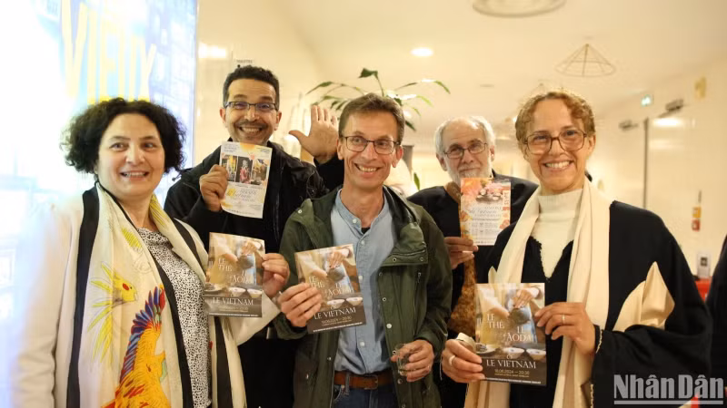 The documentary 'Le Thé, Le Áo Dai et Vietnam' is broadcast for the first time at Cinéma Lutétia (Nantes, France) The documentary 'Le Thé, Le Áo Dai et Vietnam' is broadcast for the first time at Cinéma Lutétia (Nantes, France)