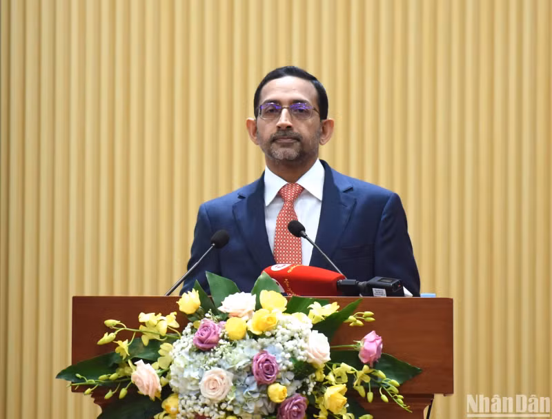 A representative of Citibank Vietnam delivers a speech at the conference.