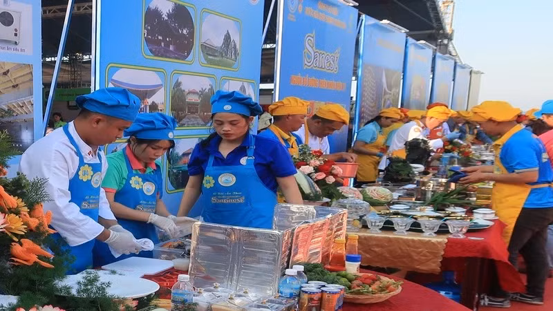 Teams are making dishes. (Photo: PHONG NGUYEN)