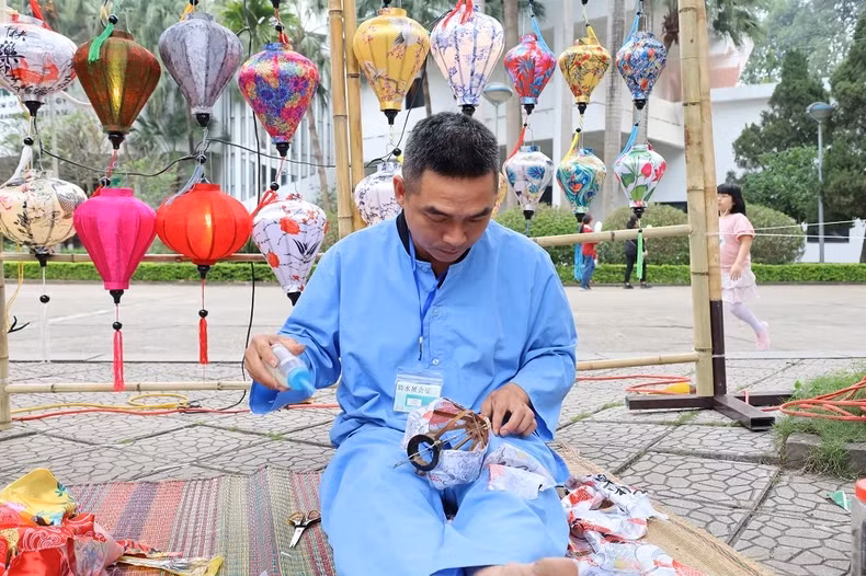 An artisan is making lanterns
