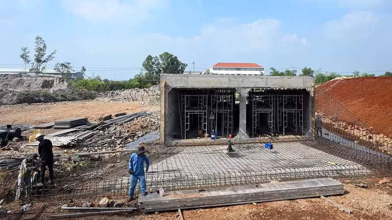 The construction of a section of Bien Hoa - Vung Tau expressway. (Photo DUY LINH)