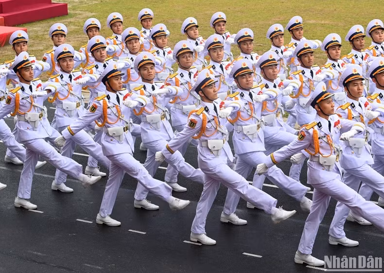 A force joining in the parade marking the 70th anniversary of the Dien Bien Phu Victory at the stadium of Dien Bien province on May 7 morning (Photo: NDO)
