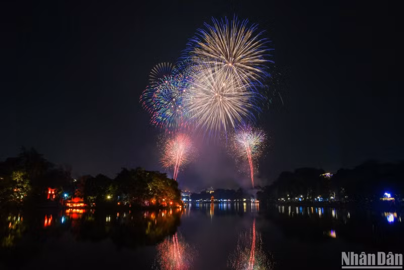 During 15 minutes, Hanoi people witness extremely dazzling fireworks displays.