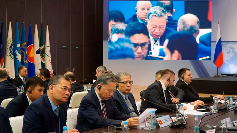 Minister of Public Security General To Lam speaks a the meeting. (Photo: Khac Long)