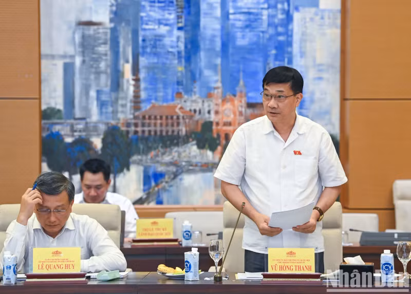 Chairman of the NA Economic Committee Vu Hong Thanh speaks at the meeting.