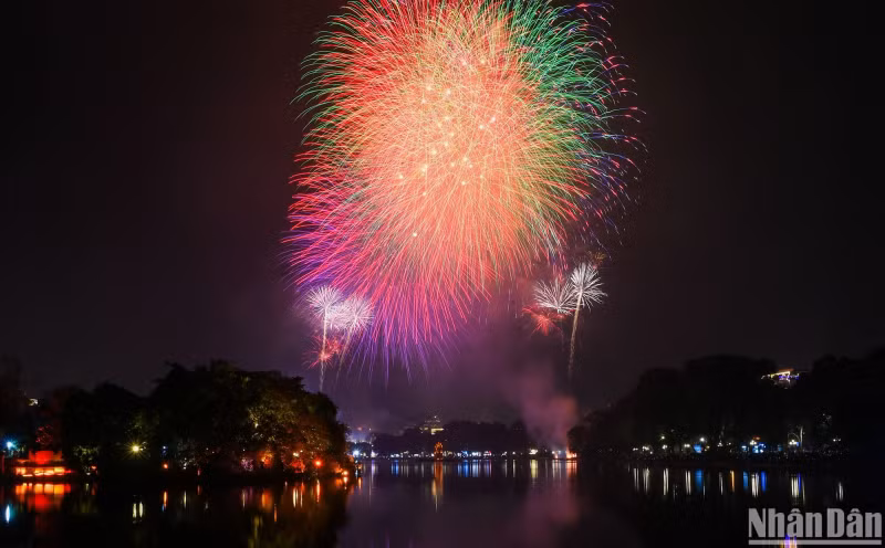 An eye-catching firework display in the sky of Hanoi on New Year’s Eve.