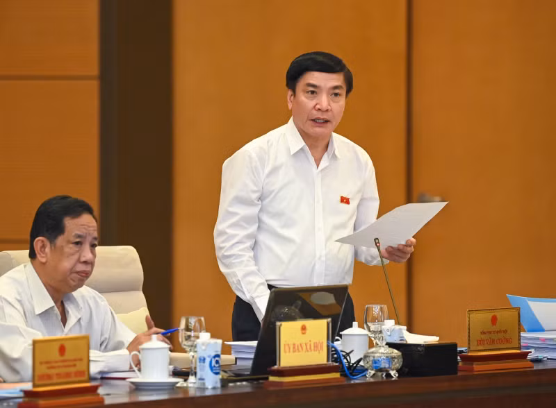 NA Secretary General and Head of the NA Office Bui Van Cuong delivers a speech at the session.