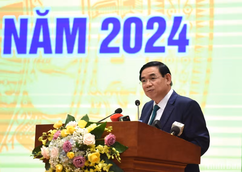 A representative of the Bank for Investment and Development of Vietnam JSC (BIDV) gives a speech at the conference.