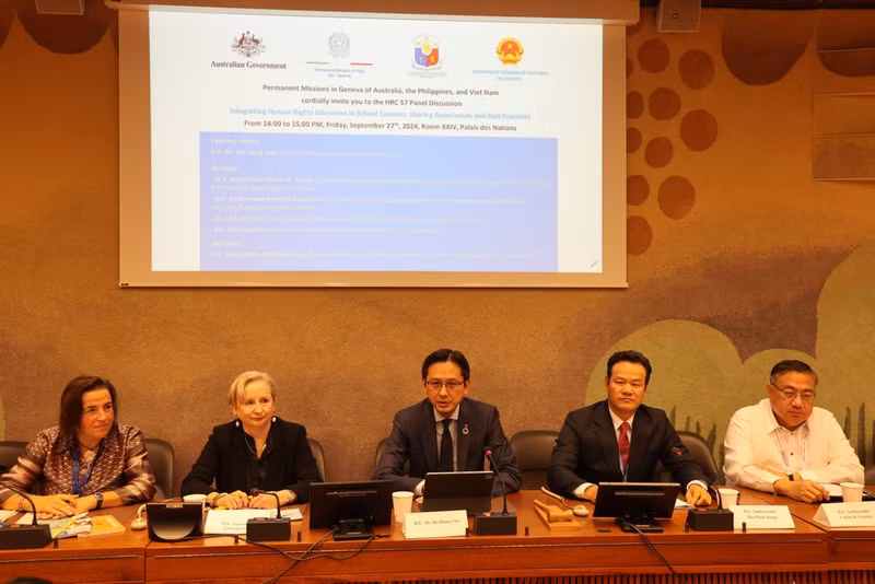 Deputy Minister of Foreign Affairs Do Hung Viet (C) at the international seminar in Geneva on September 27. (Photo: VNA)