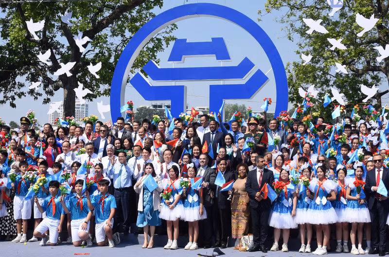 Prime Minister Pham Minh Chinh, delegates and a large number of people attend the festival.
