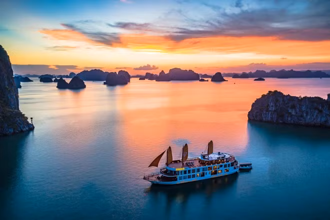 The image of a cruise ship nostalgic for the traditional brown sails on the bay from a bygone era. (Photo: CTV/Vietnam+) The image of a cruise ship nostalgic for the traditional brown sails on the bay from a bygone era. (Photo: CTV/Vietnam+)