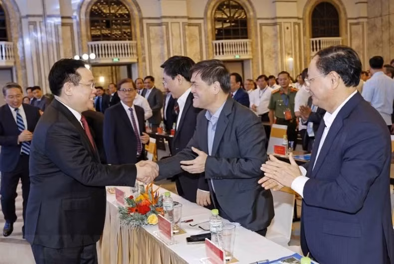 Chairman of the National Assembly Vuong Dinh Hue and delegates at the announcement ceremony.