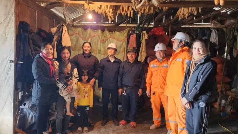 The national electricity grid comes to La Hu ethnic minority people in Pa Ve Su Commune.