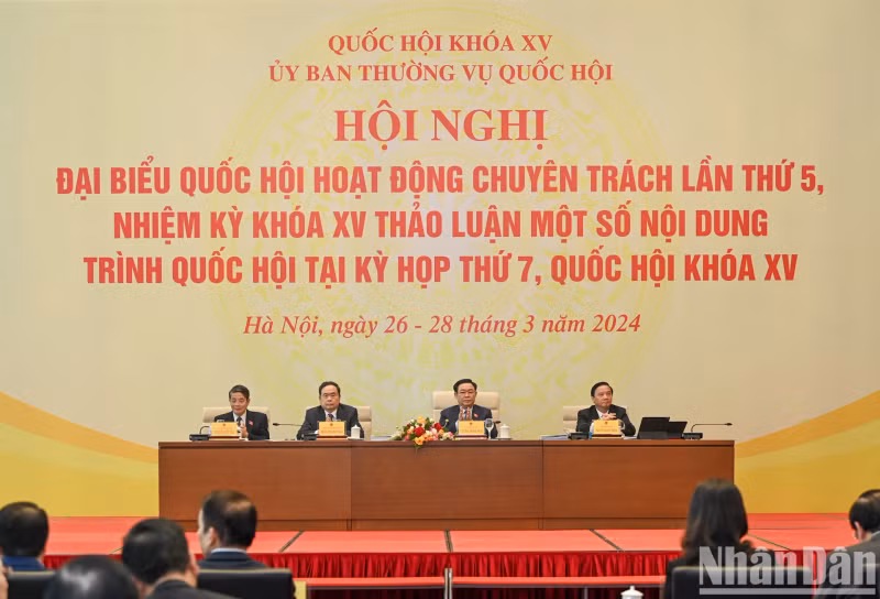 National Assembly Chairman Vuong Dinh Hue and National Assembly Vice Chairmen attend and chair the conference.