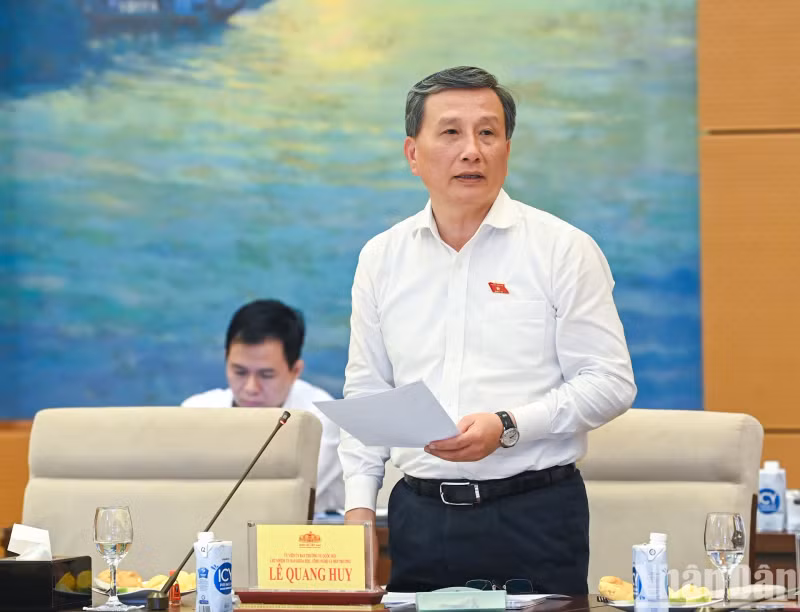 Chairman of the Committee for Science, Technology and Environment Le Quang Huy speaks at the meeting.