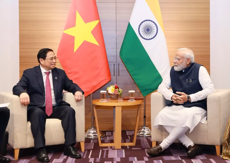 PM Pham Minh Chinh (left) and his Indian counterpart Narendra Modi meets at the expanded G7 Summit in Hiroshima, Japan, on May 20, 2023. (Photo: VNA)