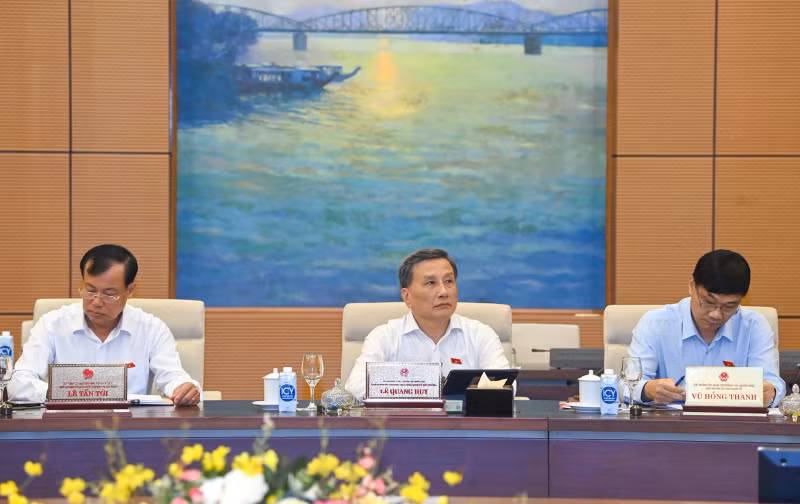 Members of the NA Standing Committee attend the session.