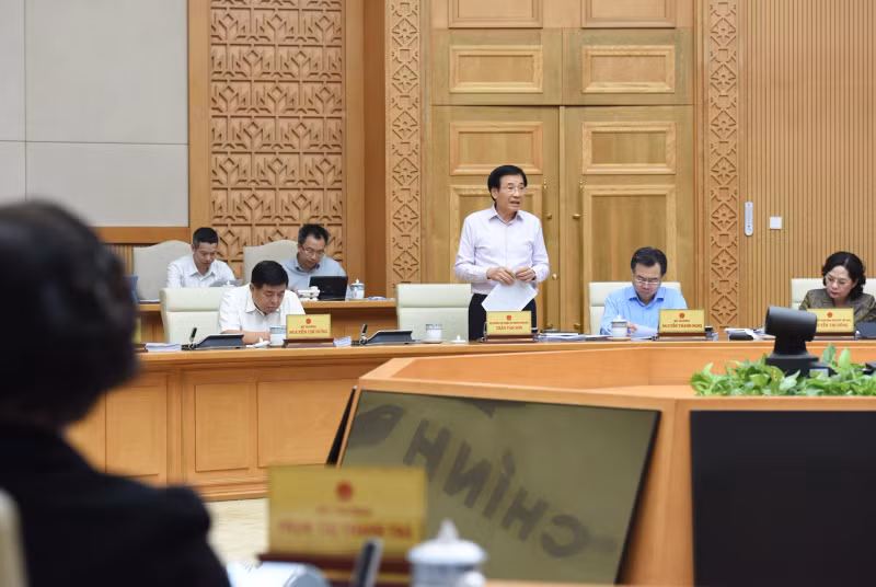 Minister, Head of the Government Office Tran Van Son is speaking