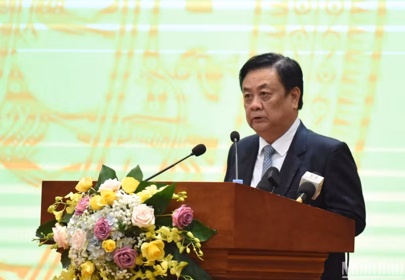 Minister of Agriculture and Rural Development Le Minh Hoan is speaking at the event.