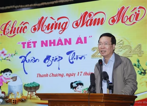 President Vo Van Thuong extends warm Tet greetings to people in Thanh Chuong district of Nghe An province. (Photo: VNA)