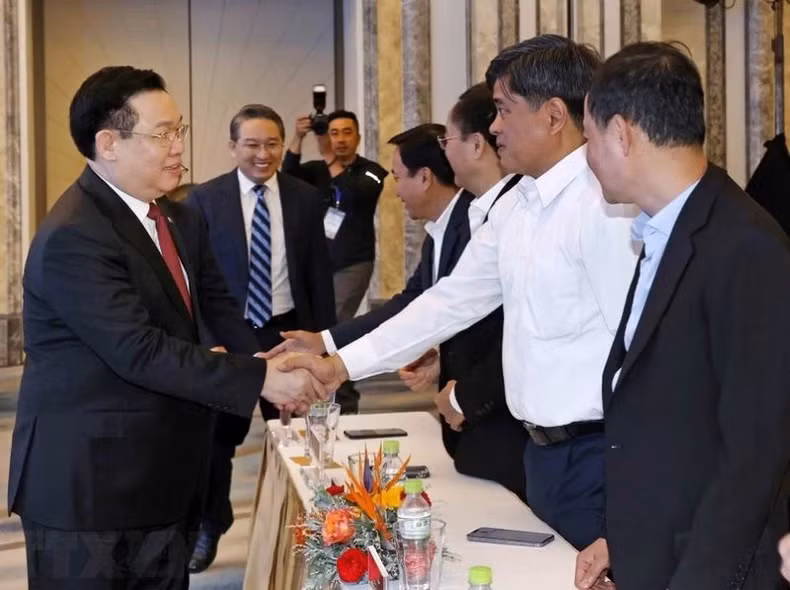 Chairman of the National Assembly Vuong Dinh Hue and delegates at the announcement ceremony.
