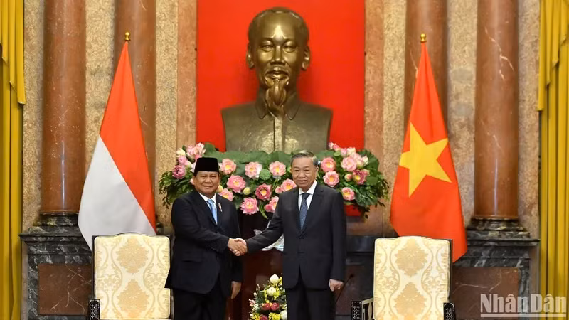 Party General Secretary and State President To Lam ( right) receives Indonesian President-elect Prabowo Subianto in Hanoi. (Photo: NDO)