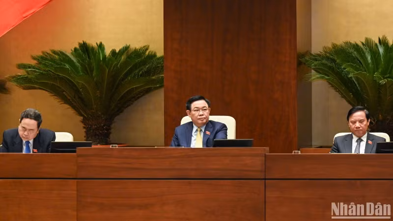 National Assembly Chairman Vuong Dinh Hue and National Assembly Vice Chairmen attend the conference. (Photo: DUY LINH)