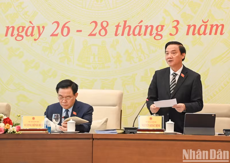 Vice Chairman of the National Assembly, Nguyen Khac Dinh, leads the discussion on the Capital Law (amended).