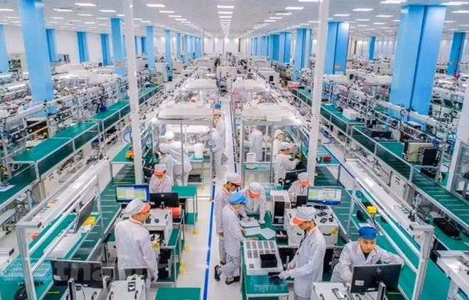 Inside a foreign direct investment garment and textile firm (Photo: VNA)