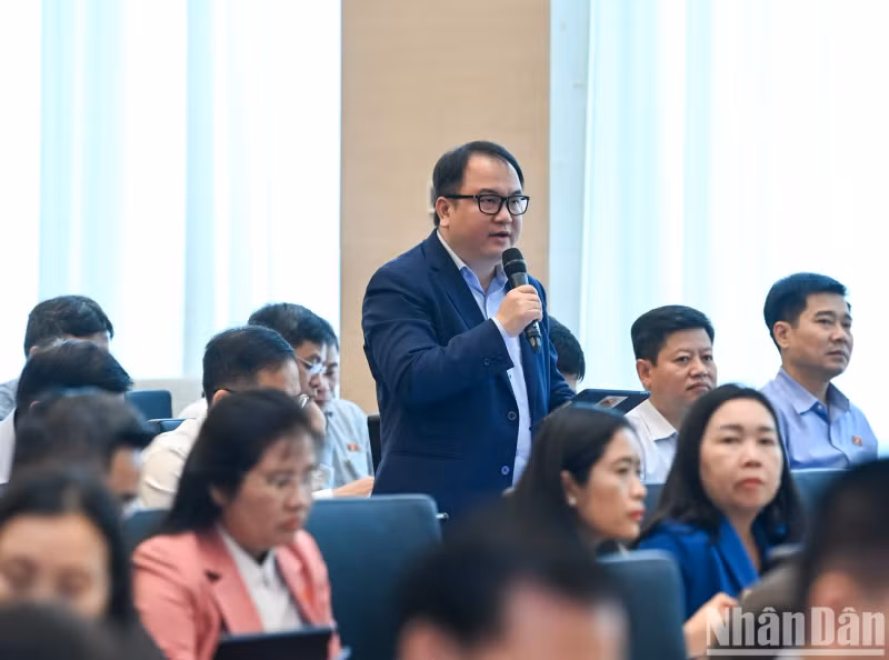 NA deputy Pham Trong Nghia from Lang Son Province speaks at the discussion.