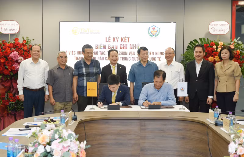 Do Vinh Quang, Vice Chairman of the Board of Directors of T&T Group, and Tran Duc Phan, Vice Chairman of Vietnamese Public Security Sports Association, signed a memorandum of understanding.