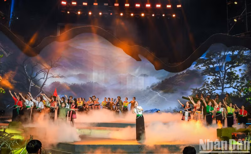 Famous musical pieces on Dien Bien Phu Victory resounded, helping the audience to relive the atmosphere of the 56 days and nights of 70 years ago.