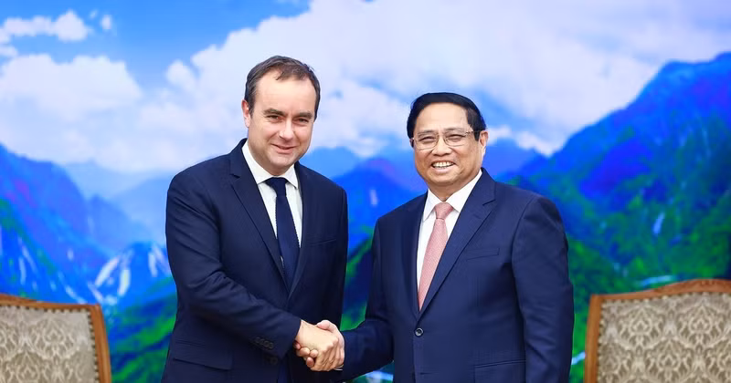 PM Pham Minh Chinh (right) receives French Minister of the Armed Forces Sebastien Lecornu in Hanoi on May 6. (Photo: VNA)