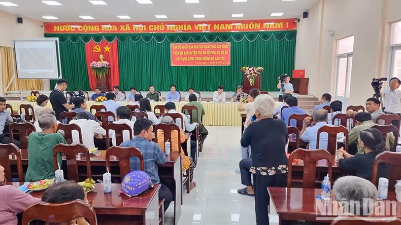 Previously, Deputy Prime Minister Tran Hong Ha and the Government's working group inspected, surveyed and met with people in the sand mine area in Tra On District, Vinh Long Province.