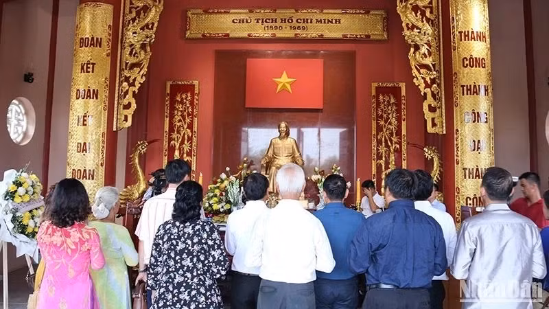 A ceremony to mark the 134th birth anniversary of President Ho Chi Minh in Laos. Photo: TRINH DUNG