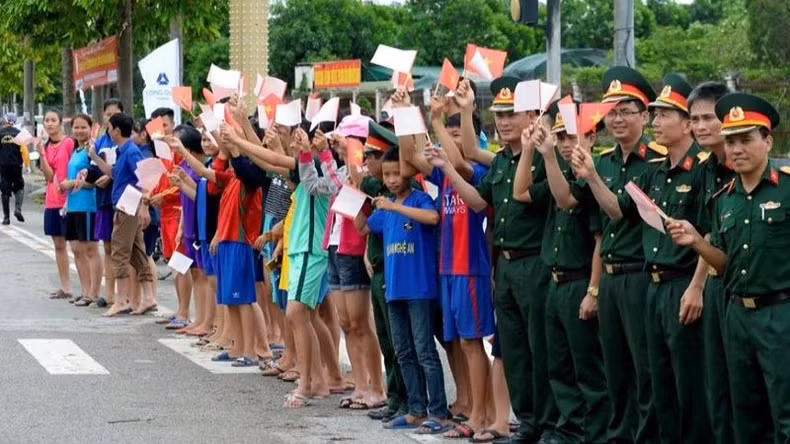 The cycling tournament “Return to Dien Bien Phu – 2024, People’s Army Newspaper Cup” was welcomed with the cheers of viewers. (Photo: Trong Hai)