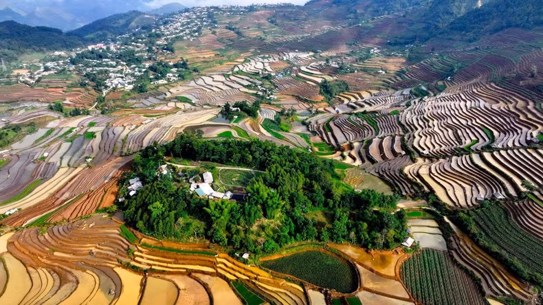 Looking down from above, terraced fields look like colourful paintings of mountains, captivating tourists, photographers,and filmmakers.
