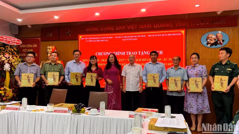 Units and agencies receive two works on President Ho Chi Minh.