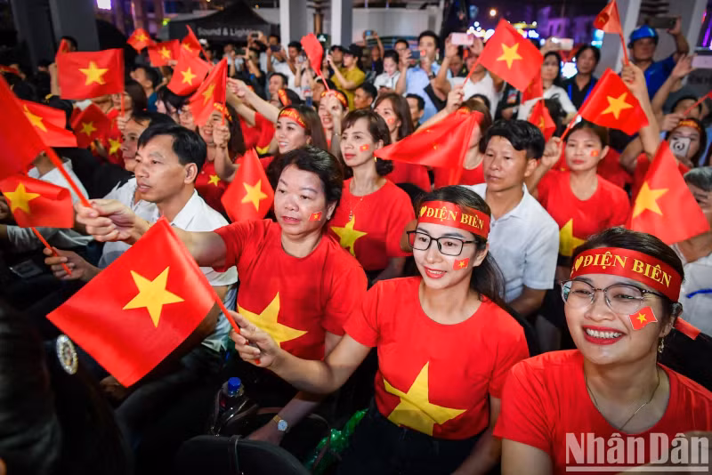 From 7 pm, a large number of spectators in Dien Bien Phu City gathered at the Dien Bien Phu Victory Monument on Hill D1, in the northwestern province of Dien Bien, to attend the programme.