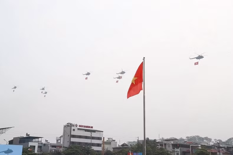 In the sky, planes with the National Flag flew over the stand. In the sky, planes with the National Flag flew over the stand.