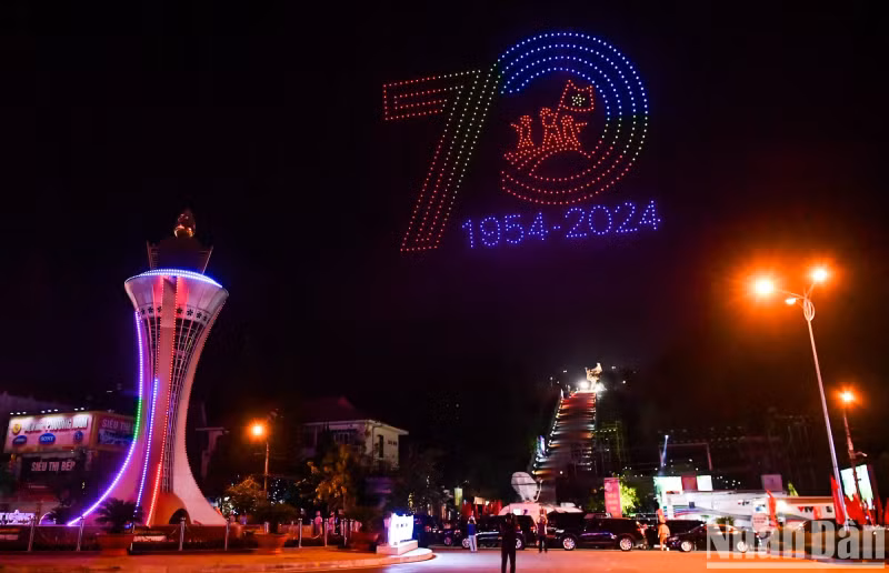 People of Dien Bien Phu City are excited by the drone performance.