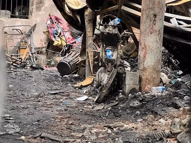 The scene of the house fire in Trung Hoa ward of Cau Giay district, Hanoi, on May 24 (Photo: VNA) The scene of the house fire in Trung Hoa ward of Cau Giay district, Hanoi, on May 24 (Photo: VNA)