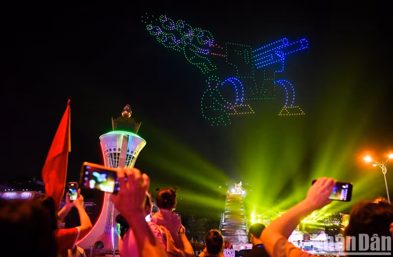 At Dien Bien, the audience witnessed a drone performance. In turn, the typical symbols of Dien Bien Phu are recreated on the night sky of Dien Bien Phu City.