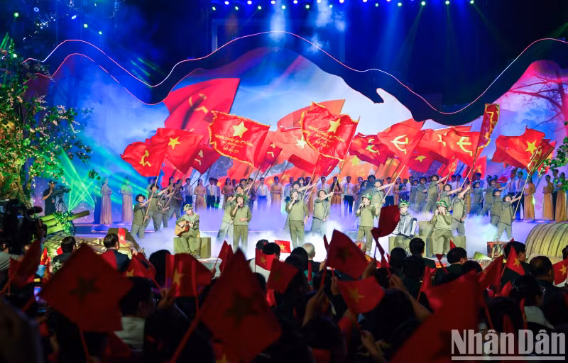 At the beginning of the program, the song on Uncle Ho rang out, causing the audience to fall silent with emotion.